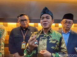 Bupati Dadang Bagikan Sertifikat Tanah Masjid dan Madrasah