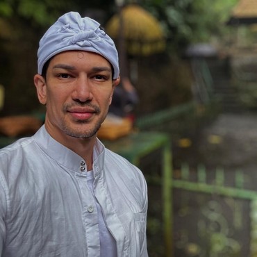 Ulang Tahun ke-37, Dimas Beck Pilih Melukat di Bali