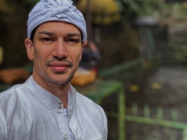 img-title Ulang Tahun ke-37, Dimas Beck Pilih Melukat di Bali