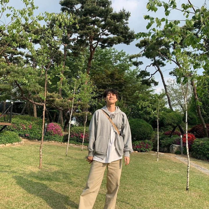 <p>Hanya dengan mengenakan <em>hoodie</em> dipadu menggunakan celana warna khaki andalannya, Kang You Seok terlihat <em>boyfriendable</em>, ya, Bunda. (Foto: Instagram @youseok_)</p>
