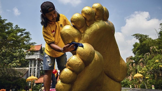 FOTO: Patung Buddha Tidur Raksasa di Mojokerto 'Mandi' Jelang Waisak