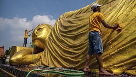FOTO: Patung Buddha Tidur Raksasa di Mojokerto 'Mandi' Jelang Waisak