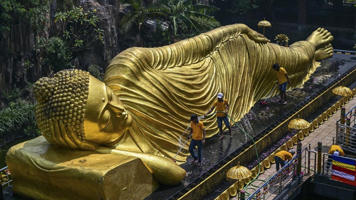 FOTO: Patung Buddha Tidur Raksasa di Mojokerto 'Mandi' Jelang Waisak