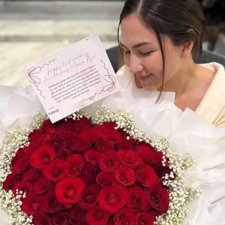 <p>Mila pun tak bisa menyembunyikan senyuman manisnya saat memeluk buket bunga ini. “Kamu selalu tahu bagaimana membuatku merasa begitu dicintai. Terima kasih sayang <em>@yakuphasibuan</em> aku sangat mencintaimu,” tulis Mila, dikutip dari laman <em>Instagram@jscmila,</em> Kamis (8/5/2025). (Foto: Instagram@jscmila)</p>