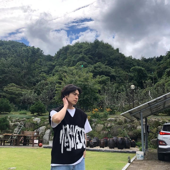 <p>Kang You Seok terlihat menampilkan gaya kasualnya dengan hanya mengenakan kaus putih yang dipadukan dengan <em>vest</em> hitam keren dan celana jeans biru muda membuatnya tampil memesona. (Foto: Instagram @youseok_)</p>