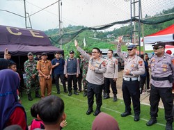 Polres Brebes Beri Trauma Healing dan Baksos ke Korban Tanah Bergerak