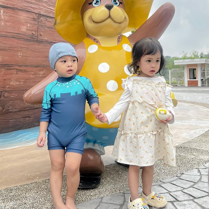 <p>Selain itu, Anisa juga tak lupa mengabadikan momen manis anak-anak mereka. Misalnya seperti foto berikut ini saat anak kedua Dinda dan Rey yang bernama Kaba terlihat bergandengan tangan dengan salah satu putri kembar Anisa dan Anandito yang bernama Alma. (Foto: Instagram@anisarahma_12)</p>