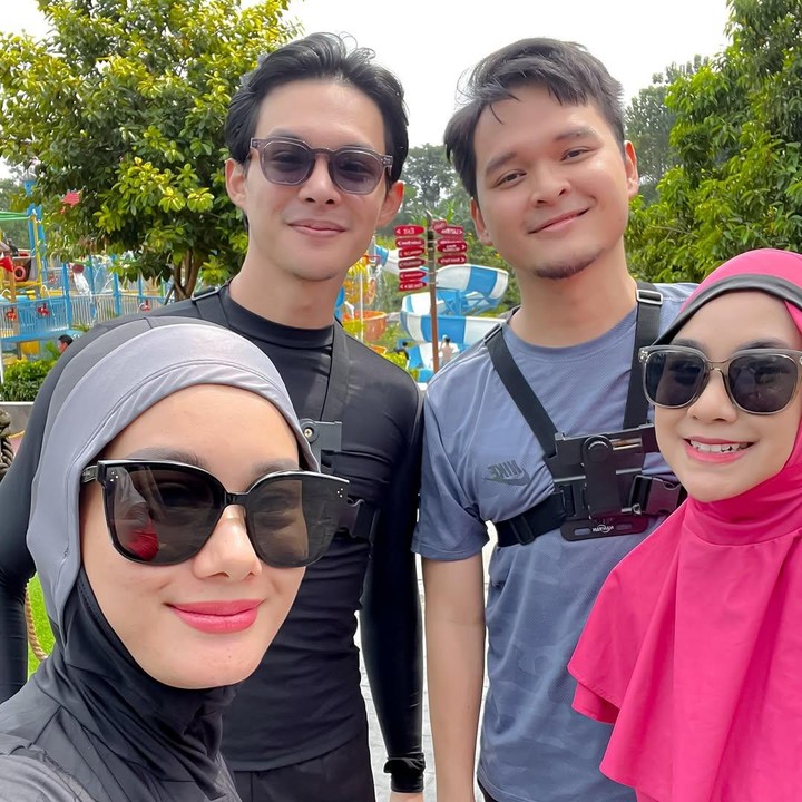<p>Banyak artis Indonesia yang menjalin hubungan dekat dengan sesama profesinya. Bahkan, tak sedikit dari mereka yang menghabiskan waktu dengan liburan bersama. Seperti keluarga Dinda Hauw dan Anisa Rahma. (Foto: Instagram@anisarahma_12)</p>