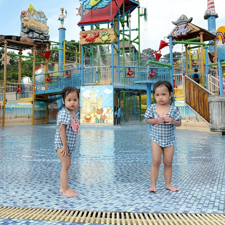 <p>Pada <em>postingan</em> itu, keluarga Anisa dan Dinda terlihat menghabiskan waktu bersma dengan berenang di salah satu <em>waterboom</em> di Bandung. “Nyenening anak…berenang dari jam 10 sampe jam 4 sore,” tulis Anisa, dikutip dari laman<em> Instagram@anisarahma_12,</em> Kamis (8/5/2025). (Foto: Instagram@anisarahma_12)</p>