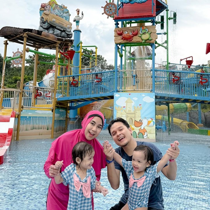 <p><em>Postingan</em> itu pun menuai atensi netizen yang ikut bahagia melihat keseruan liburan keluarga mereka, lho. “Masyaallah seru banget,” tulis akun <em>@ciit****.</em> “Masya Allah,gemeeessshhh syekaleee ,” tulis akun <em>@ilahtarmil****. </em>(Foto: Instagram@anisarahma_12)</p>