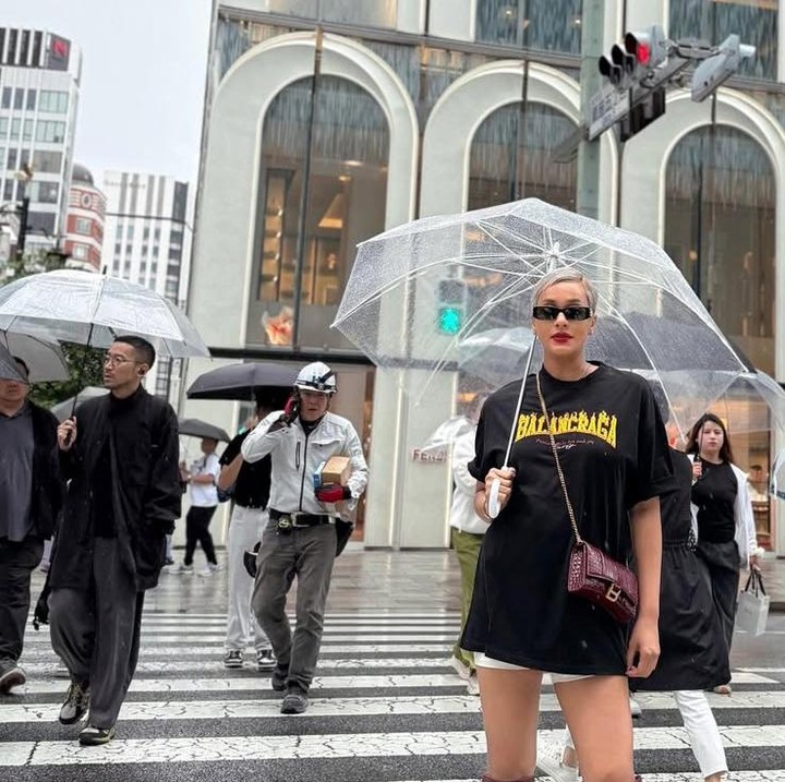 <p>Kimmy juga tampil stylish saat berpose di jalanan area Ginza SIX, Tokyo Jepang. Meski dalam kondisi gerimis, Kimmy tampil stylish dengan kaos hitam dipadukan dengan celana mini putih, sepatu boots coklat sembari pegang payung. (Foto: @kimmyjayanti).</p>