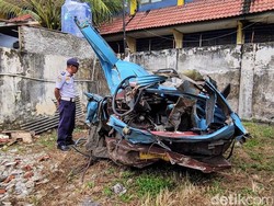 Angkot Laka Maut Ditabrak Truk di Purworejo Berisi 14 Orang