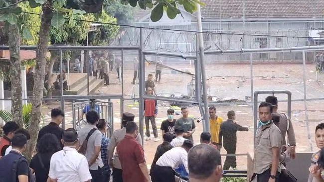 56 Napi Biang Kerok Ricuh Lapas Musi Rawas Dipindah ke Nusakambangan Sebanyak 56 narapidana dipindahkan ke Lapas Nusakambangan, Cilacap, Jawa Tengah, buntut kericuhan di Lapas Narkotika Muara Beliti, Kabupaten Musi Rawas.