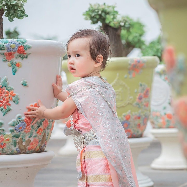 <p>Sabrina mengungkapkan bahwa Launa sangat nyaman mengenakan pakaian ini. Si Kecil bahkan tidak ingin digendong dan mau berjalan-jalan sendiri. (Foto: Instagram: @sabrinaanggraini)</p>