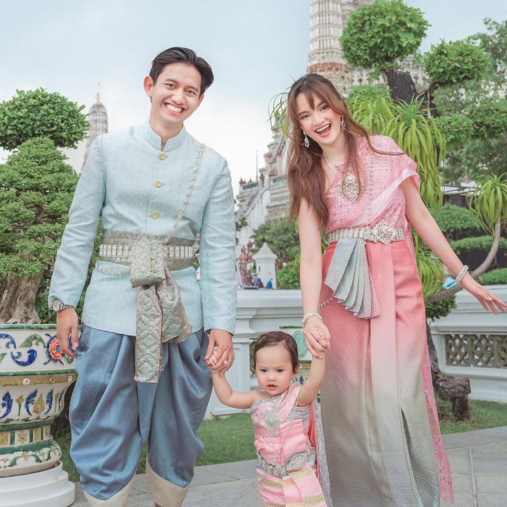 <p>"Pas kita coba pakai kostum dan ke Wat Arun Temple, kirain Launa enggak nyaman kan, aku sudah pikir ya sudah deh enggak jadi saja. Ternyataaaaa alasannya karena Launa enggak mau digendong, tapi maunya berdiri sendiri dan jalan-jalan sendiri. Begitu sudah turun enggak berhenti jalan-jalan dan ini deh hasilnya," tutur Sabrina. (Foto: Instagram: @sabrinaanggraini)</p>