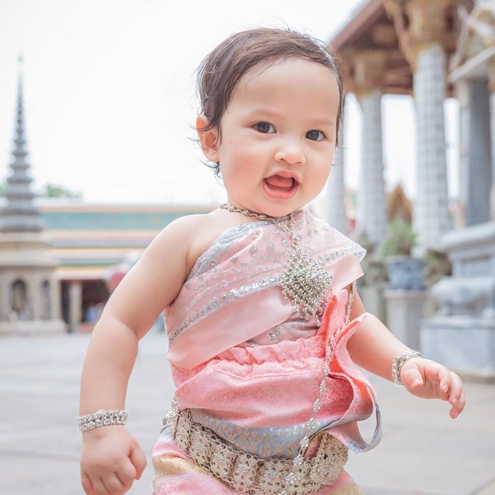 <p>Launa tampak cantik mengenakan pakaian yang didominasi dengan warna merah muda. Tidak hanya itu, gayanya semakin lengkap dengan aksesoris dan perhiasan perak. (Foto: Instagram: @sabrinaanggraini)</p>
