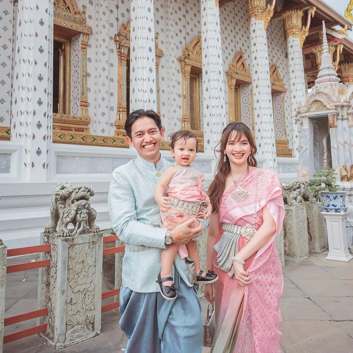 <p>Sabrina Anggraini dan sang suami, Belva Devara, tengah menyempatkan waktu untuk berlibur ke Thailand, Bunda. Tidak hanya berdua, mereka juga membawa sang putri, Launa. (Foto: Instagram: @sabrinaanggraini)</p>