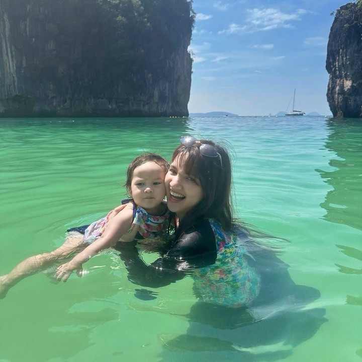 <p>"Pertama kali Launa berenang di Lautttt! Di Krabi, Thailand, banyak banget pilihan island hopping tapi kita pilh Hong Island karena selain bagus banget, setengah hari pun cukup, jadi nyaman sama bayi tapi kitanya juga puas dan senang. Launa pun pas berenang di laut senang banget, enggak sia-sia pemanasan di les renang sejak newborn ya, Nak," papar Bunda satu anak ini. (Foto: Instagram: @sabrinaanggraini)</p>