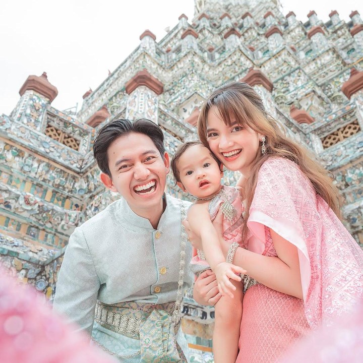 <p>Momen menyenangkan ini dibagikan langsung oleh Sabrina melalui laman Instagram-nya. Ia bahkan mengunggah potret ketika Launa mengenakan pakaian adat Thailand. (Foto: Instagram: @sabrinaanggraini)</p>
