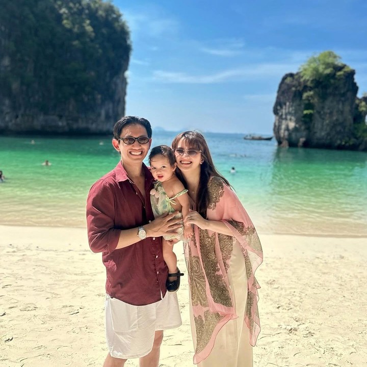 <p>Selain mengunjungi tempat bersejarah, Sabrina juga mengajak Launa untuk berenang di laut untuk pertama kalinya. Mereka terlihat mengunjungi Hong Island di Krabi yang memiliki air jernih. (Foto: Instagram: @sabrinaanggraini)</p>