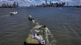 FOTO: Pesan Mengapung Lawan Ujaran Kebencian di New York
