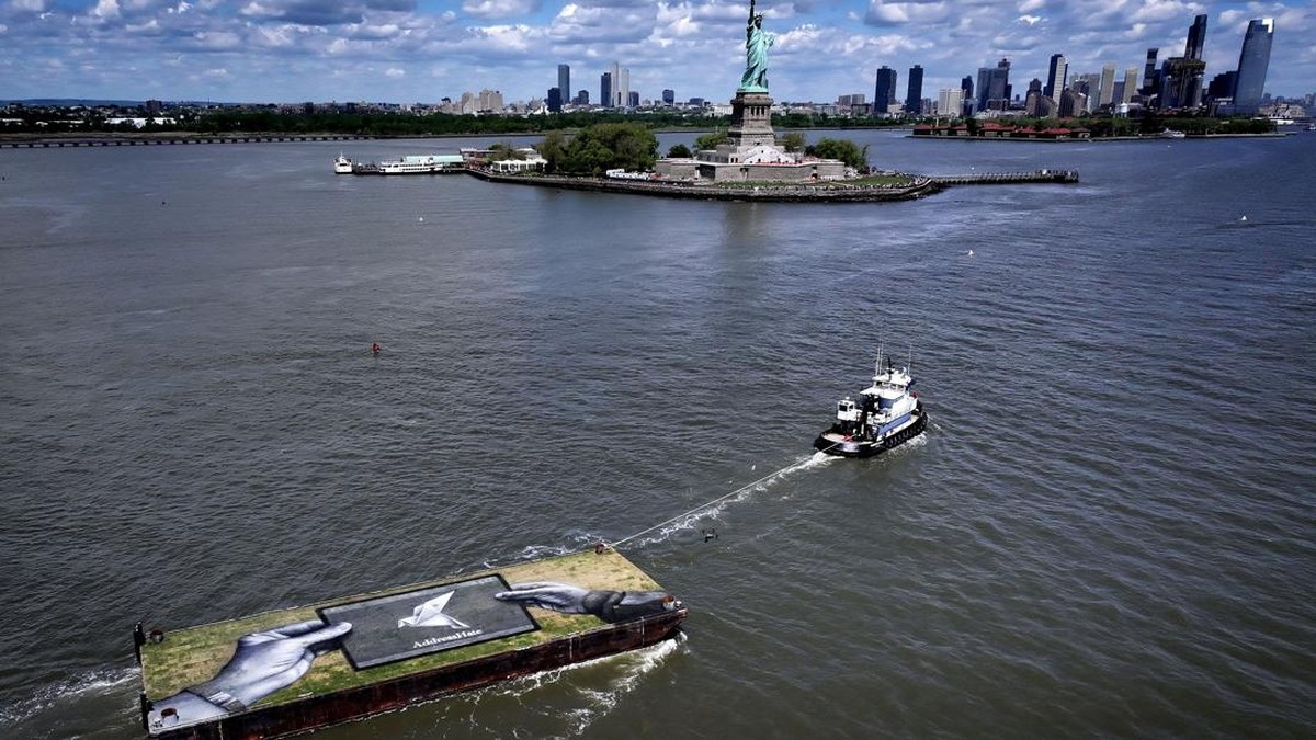 FOTO: Pesan Mengapung Lawan Ujaran Kebencian di New York