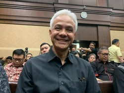 Ganjar Temui Hasto yang Sedang Disidang: Wajahnya Semringah