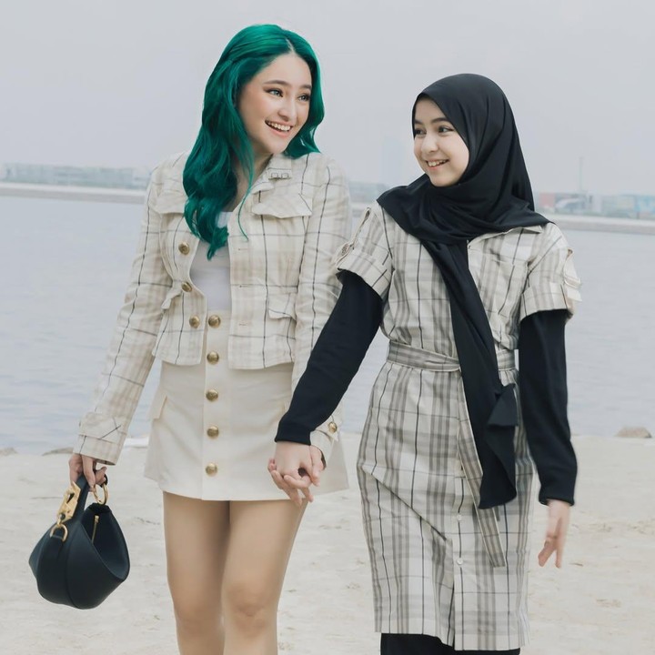 <p>Keduanya terlihat menikmati waktu luang tersebut dengan menyusuri sisir pantai. Tak hanya itu, mereka pun kompak mengenakan pakaian yang serasi, yakni motif kotak-kotak yang didominasi warna putih. (Foto: Instagram@marshanda99)</p>