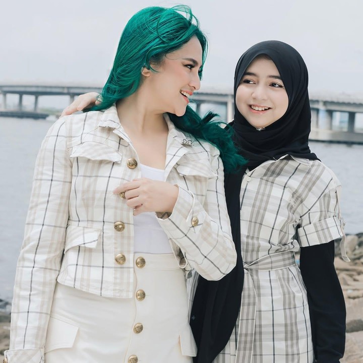 <p>Alih-alih mengomentari liburan mereka, netizen justru salah fokus dengan paras cantik Bunda dan anak yang satu ini. Bahkan, tak sedikit dari mereka yang menyebut keduanya seperti kakak dan adik. (Foto: Instagram@marshanda99)</p>