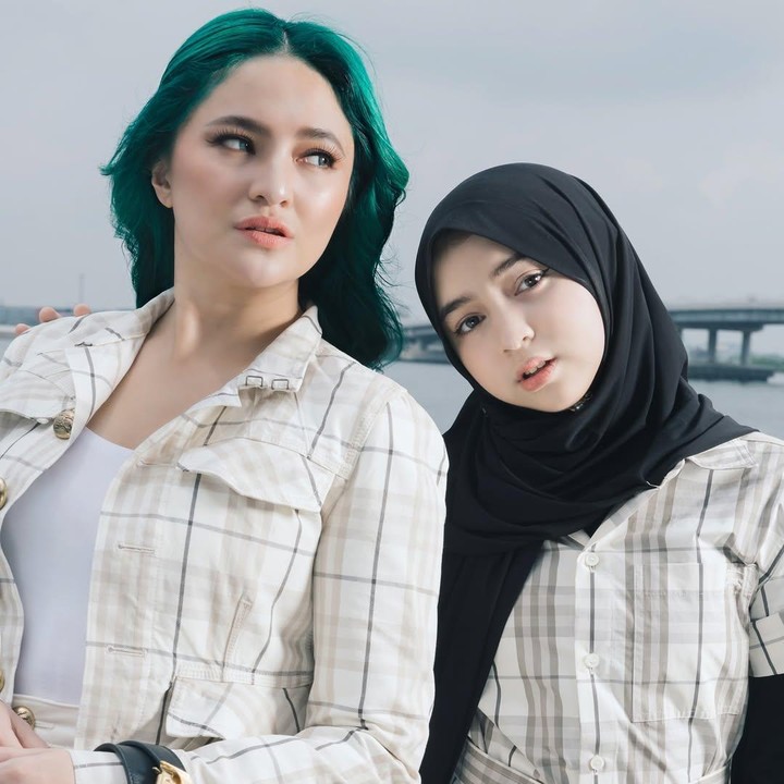 <p>Hal itu diketahui melalui beberapa komentar netizen pada <em>postingan</em> terbarunya. “Ini pasti kakaknya ya kan,” tulis akun <em>@mayas****.</em> “Mewarisi genetik yg cantik utk muka aku kata Siena,” tulis akun <em>@ernyer****.</em> “Kembaran yang kaya adik kakak,” tulis akun <em>@sachyadrianytuasik****. </em>(Foto: Instagram@marshanda99)</p>