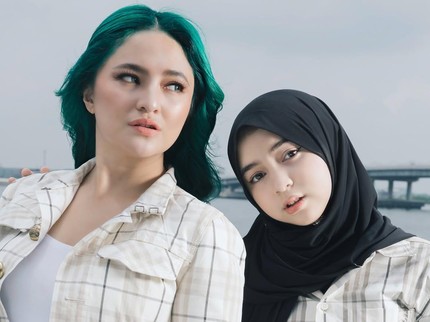 5 Potret Marshanda Jalan Bareng Sang Putri Sienna, Disebut Seperti Kakak dan Adik