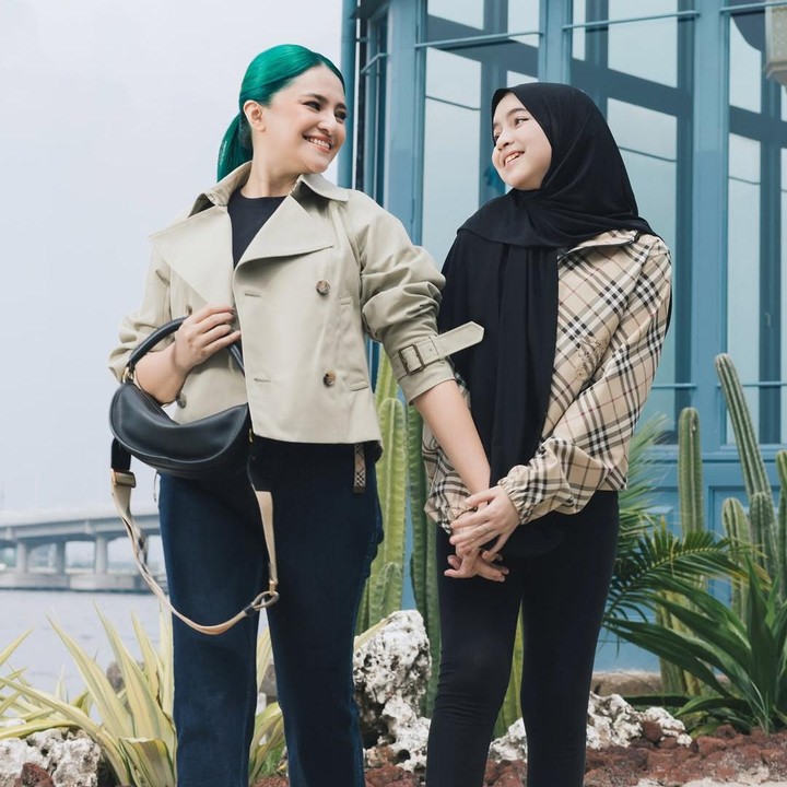 <p>Marshanda memiliki hubungan yang dekat dengan putri semata wayangnya yang bernama Sienna Ameera Kasyafani. Keduanya pun sering kali menghabiskan waktu bersama dengan jalan-jalan, seperti belum lama ini. (Foto: Instagram@marshanda99)</p>
