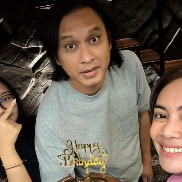 <p>Perempuan 41 tahun ini terlihat membawakan kue ulang tahun dan hadiah untuk Lembu. “Hidup dimulai di usia 50?? Selamat Ulang Tahun Babuyyy Tersayang <em>@lembuwiworojati,</em>“ tulis Masayu, dikutip dari laman<em> Instagram@masayuanastasia,</em> Kamis (8/5/2025). (Foto: Instagram@lembuwiworojati)</p>