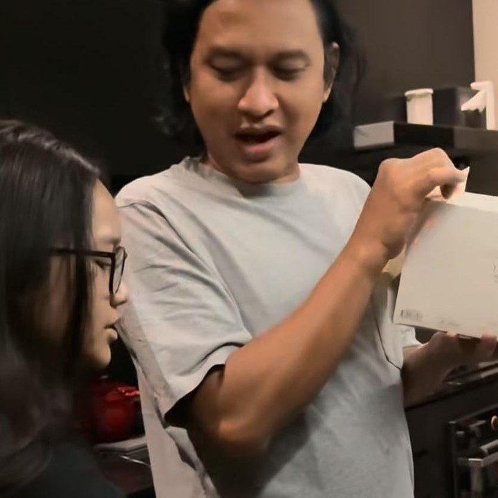 <p>Bukan hanya itu, Masayu juga menuliskan ucapan ulang tahun pada <em>caption postingan</em>-nya ini. “Semoga panjang umur, sehat selaluuu, BANYAK REZEKI, suksessss terus dlm segala hal, tercapai semua cita2nyaa…aamiin aamiin ya Allah,” ungkapnya. (Foto: Instagram@lembuwiworojati)</p>