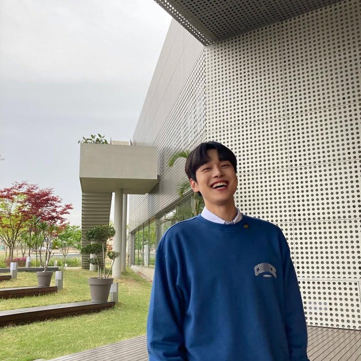 <p>Mengenakan <em>crewneck</em> berwarna biru dengan menampilkan sedikit kerah baju membuat You Seok terlihat seperti boy crush di kampus, ya, Bunda. Pakaian kasual ini sangat cocok untuk You Seok. (Foto: Instagram @youseok_)</p>