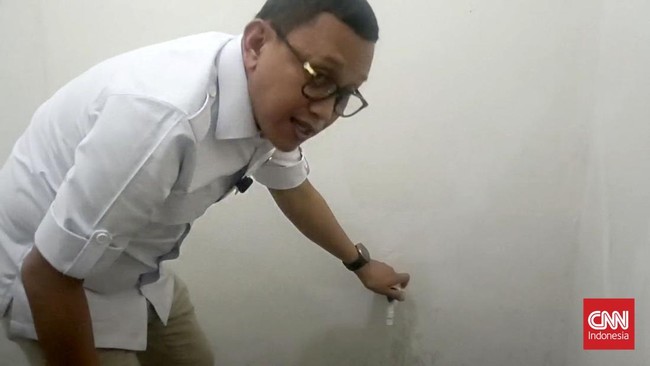 Menteri P2MI Abdul Kadir Karding meninjau langsung rumah subsidi yang akan dihuni oleh PMI di Perumahan Bumi Pagedan Permai, Subang, Jawa Barat, Kamis (8/5).