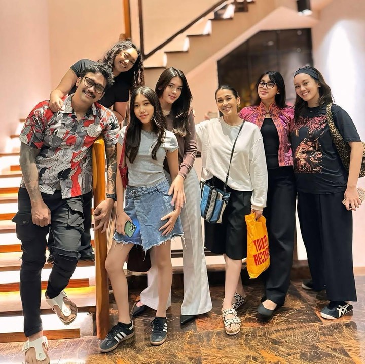<p>Tora Sudiro beberapa kali membagikan potret kehamilan Nabila di Instagram. Pada bulan Februari lalu, Tora mengunggah video acara <em>gender reveal</em> cucu pertamanya. Nabila bakal dikaruniai seorang anak laki-laki. Kehadiran cucu laki-laki tampaknya menjadi kado terindah bagi Tora yang memiliki lima anak perempuan. (Foto: Instagram @t_orasudi_ro)</p>