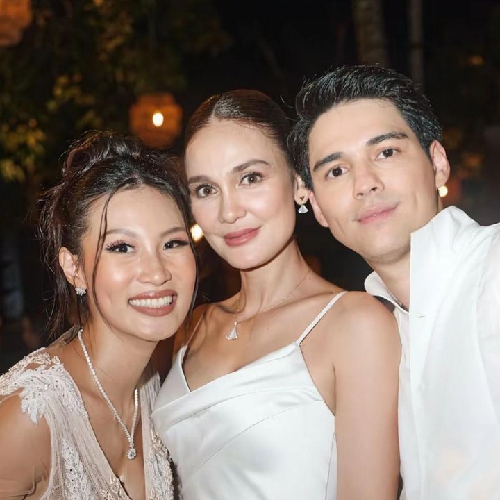 <p>Patricia Gouw juga terlihat menghadiri acara pernikahan sahabatnya satu ini. Ia hadir bersama sang suami, Daniel Bertoli. Ia tampil mengenakan kebaya dan kain batik berwarna cokelat. (Foto: TikTok@patriciagouw)</p>