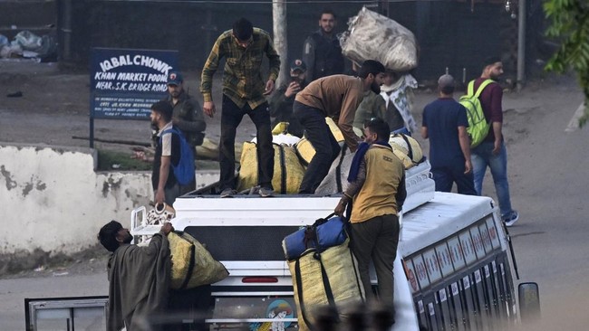 Warga India menaiki kereta khusus yang mengangkut orang-orang keluar dari Jammu di Kashmir untuk menjauh dari pertempuran dengan Pakistan.