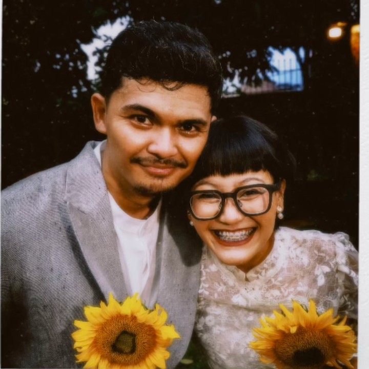 <p>Para sahabat pun mengungkapkan doa terbaiknya untuk Aci dan suami. Mereka berharap agar keduanya selalu bahagia dan langgeng. "Ya Allah ternyata nikah, kemarin ku kira tunangan neng. Selamat ya Aci, bahagia selalu," tutur Kiky Saputri. "Selamat ya Aci. Semoga diliputi bahagia selalu," ujar sesama Komika Gilang Bhaskara. (Foto: Instagram: @aciresti)</p>
