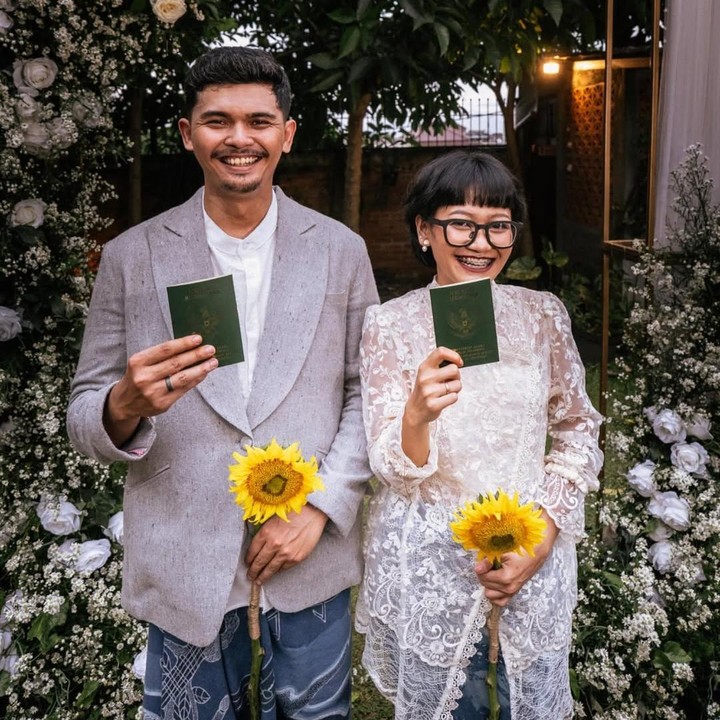 <p>Dugaan ini langsung dipatahkan oleh Shadu yang mengunggah potret ia dan Aci memegang buku nikah, Bunda. Keduanya terlihat mengenakan pakaian sederhana sambil memegang bunga matahari. "Cukup denganmu, sampai selesai. 5.5.2025," tulis Shadu seraya menyisipkan emotikon hati. (Foto: Instagram: @shadu_rasjidi)</p>
