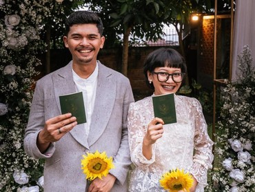 img-title Tak Hanya Luna Maya, Asri Welas Juga Ikut Andil di Busana Pernikahan Aci Resti
