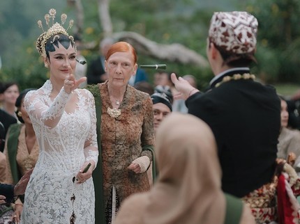 Menikah dengan Maxime Bouttier, Ini Potret Manis Luna Maya & Ibunda Asal Austria dari Siraman hingga Akad