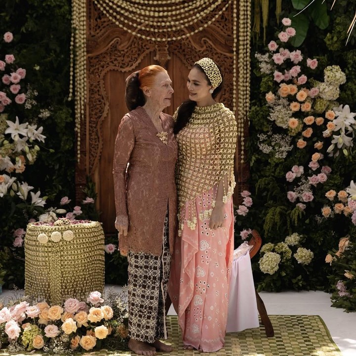 <p>Pada acara siraman, sang Bunda tampil menawan mengenakan kebaya berwarna taupe. Ia pun terlihat tak bisa menyembunyikan perasaan bahagia sekaligus harunya saat berdampingan dengan sang putri. (Foto: Instagram@lunamaya)</p>