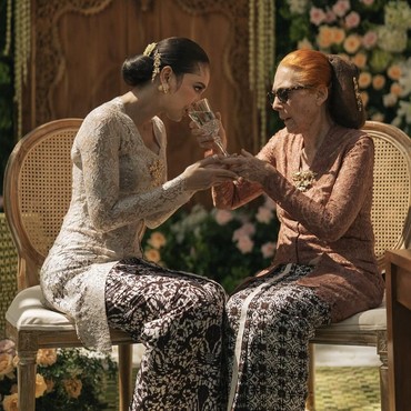 Begini Sikap Luna Maya Rayu Ibunda untuk Tak Pakai Sandal Jepit Saat Siraman Disorot