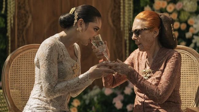 Begini Sikap Luna Maya Rayu Ibunda untuk Tak Pakai Sandal Jepit Saat Siraman Disorot