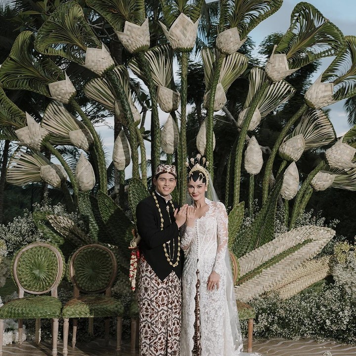 <p>Kabar bahagia datang dari pasangan Luna Maya dan Maxime Bouttier yang kini telah resmi berganti status menjadi suami dan istri pada Rabu (7/5/2025). Salah satu momen yang mencuri perhatian publik adalah kebersamaan Luna bersama sang Bunda, Waltraud Maiyer. (Foto: Instagram@lunamaya)</p>