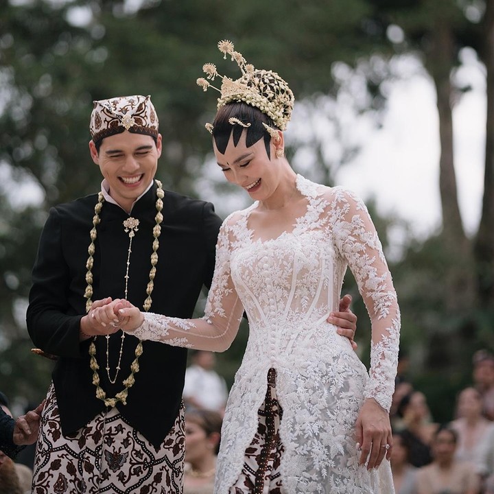 <p>Luna Maya dan Maixime Bouttier sering kali menjadi perhatian publik, terlebih lagi pasangan ini memiliki jarak usia yang cukup jauh. Maxime diketahui berusia lebih muda 10 tahun dari Luna. Namun, perbedaan usia tak menghalangi cinta mereka. Keduanya pun baru saja resmi menjadi suami dan istri, Rabu (7/5/2025). (Foto: Instagram @bouttier_maxime @lunamaya)</p>