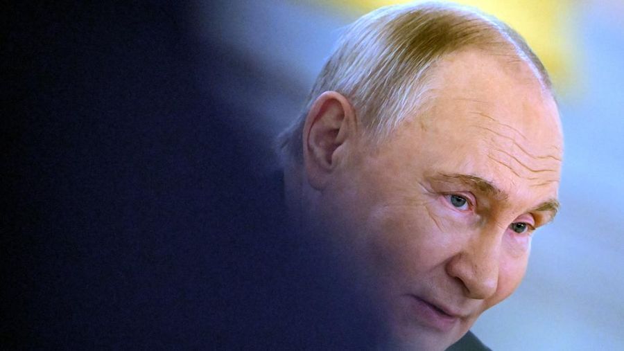 Presiden Rusia Vladimir Putin menghadiri pertemuan dengan Presiden Cina Xi Jinping di Kremlin di Moskow, Rusia, 8 Mei 2025. (Kirill Kudryavtsev/Pool via REUTERS)