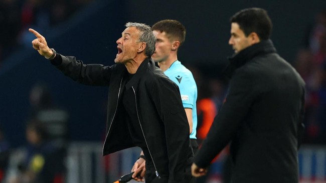 Pelatih Paris Saint-Germain Luis Enrique membuat candaan sarkastik usai PSG menyingkirkan Arsenal di semifinal Liga Champions.